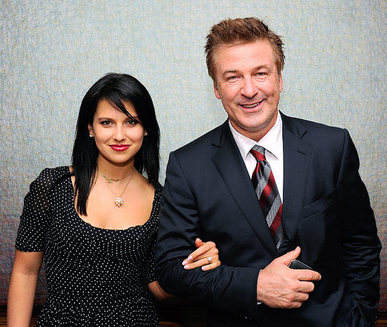 Tài tử Alec Baldwin đính hôn với giáo viên dạy yoga xinh đẹp Hilaria Thomas vào tháng 4, gần 1 năm sau ngày họ gặp nhau lần đầu tiên. 3 tháng sau đó, lễ cưới lung linh đã được tổ chức tại nhà thờ