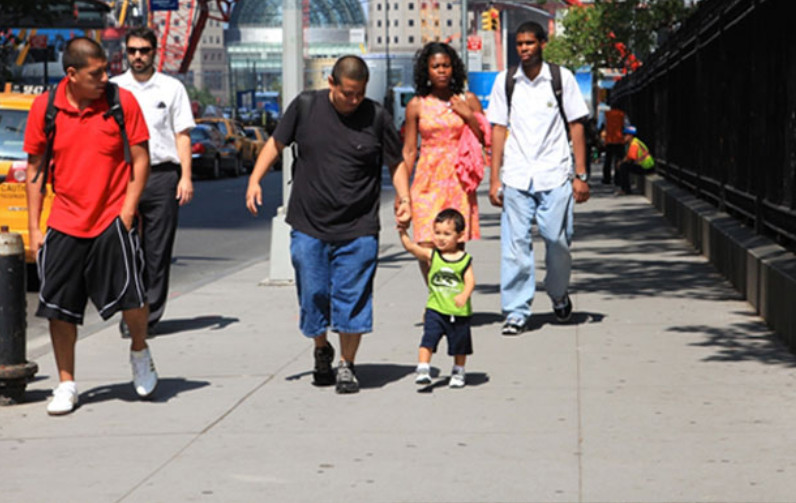 Hành khách tháo chạy cạnh Trung tâm Thương mại thế giới ngày 11-9-2001 và cảnh yên bình hôm nay. Hành khách tháo chạy cạnh Trung tâm Thương mại thế giới ngày 11-9-2001 và cảnh yên bình hôm nay