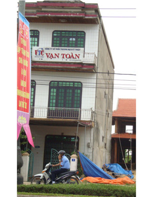 Ngôi nhà ông Phi, cũng là địa điểm chứa chấp cờ bạc, luôn kín cổng cao tường