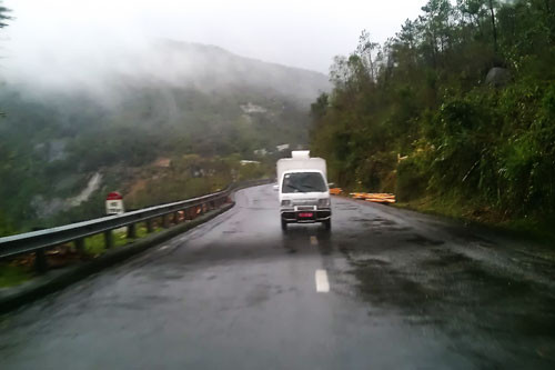Xe trên đường đèo Hải Vân