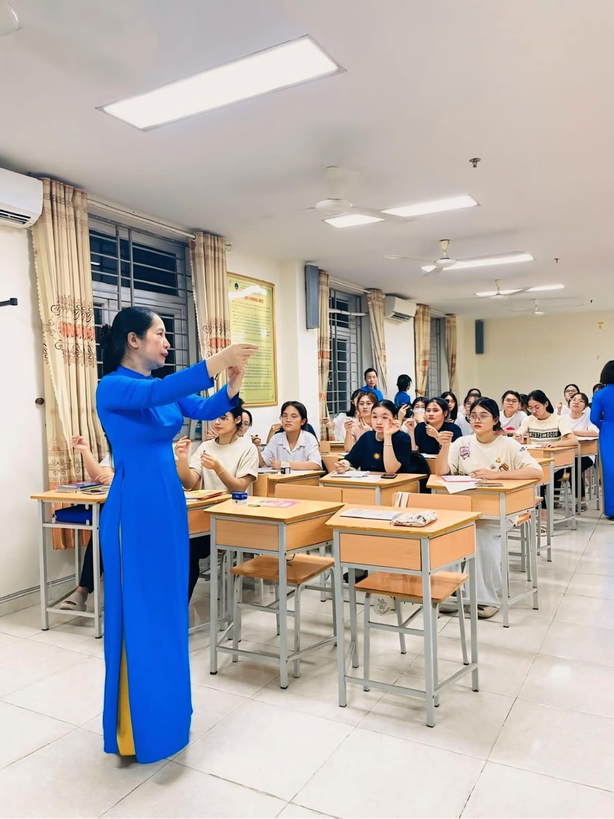 Với phong thái nhẹ nhàng và đầy tâm huyết, cô Linh Phượng không chỉ dạy cách luyện viết chữ mà còn truyền lửa yêu nghề đến sinh viên sư phạm - những thầy cô giáo tương lai. Với phong thái nhẹ nhàng và đầy tâm huyết, cô Linh Phượng không chỉ dạy cách luyện viết chữ mà còn truyền lửa yêu nghề đến sinh viên sư phạm - những thầy cô giáo tương lai.