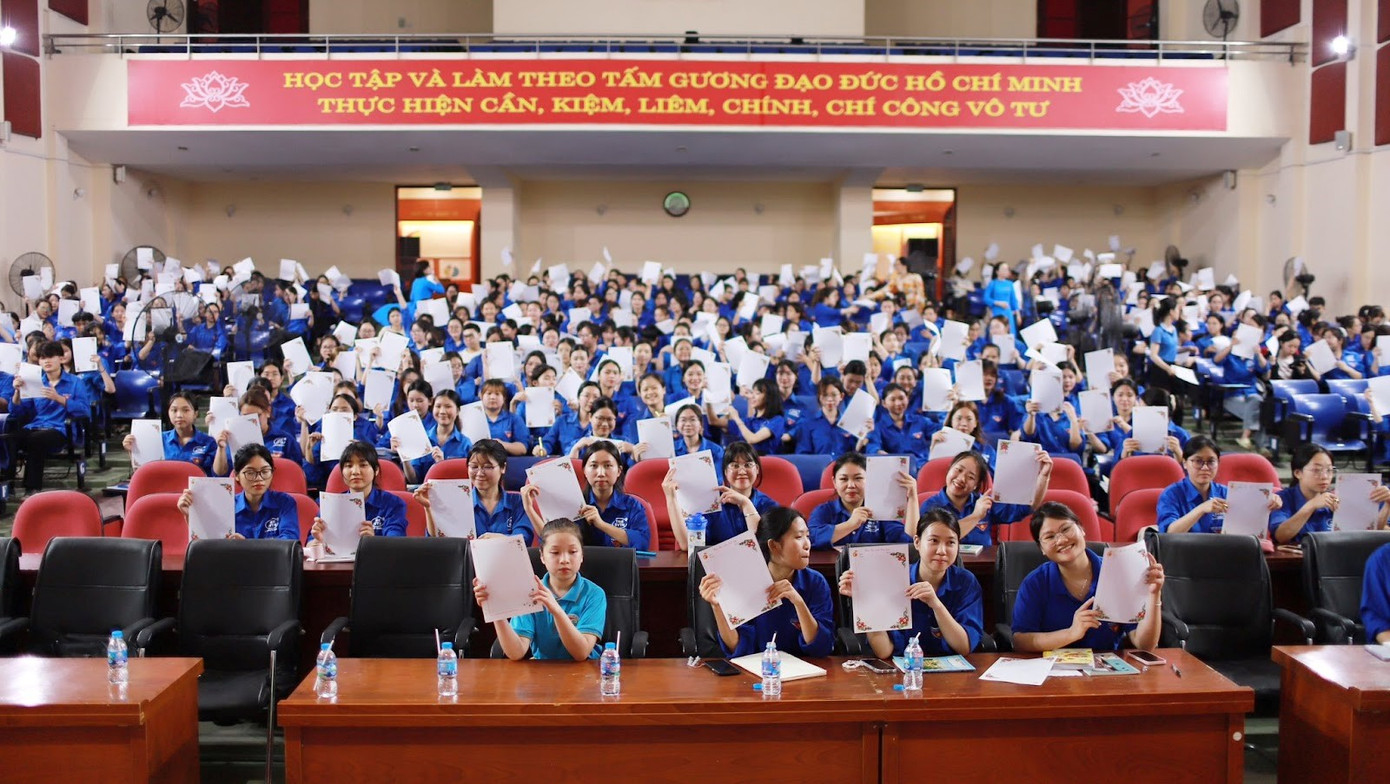 Không chỉ truyền đạt kiến thức, cô Linh Phượng còn lan tỏa đam mê nghề giáo qua những buổi giao lưu, chuyên đề và cuộc thi chữ đẹp dành cho sinh viên sư phạm. Không chỉ truyền đạt kiến thức, cô Linh Phượng còn lan tỏa đam mê nghề giáo qua những buổi giao lưu, chuyên đề và cuộc thi chữ đẹp dành cho sinh viên sư phạm.