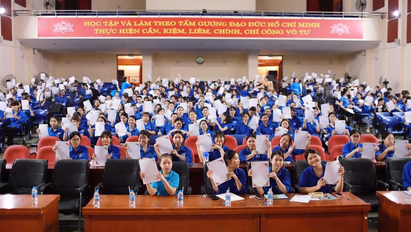 Không chỉ truyền đạt kiến thức, cô Linh Phượng còn lan tỏa đam mê nghề giáo qua những buổi giao lưu, chuyên đề và cuộc thi chữ đẹp dành cho sinh viên sư phạm. Không chỉ truyền đạt kiến thức, cô Linh Phượng còn lan tỏa đam mê nghề giáo qua những buổi giao lưu, chuyên đề và cuộc thi chữ đẹp dành cho sinh viên sư phạm.