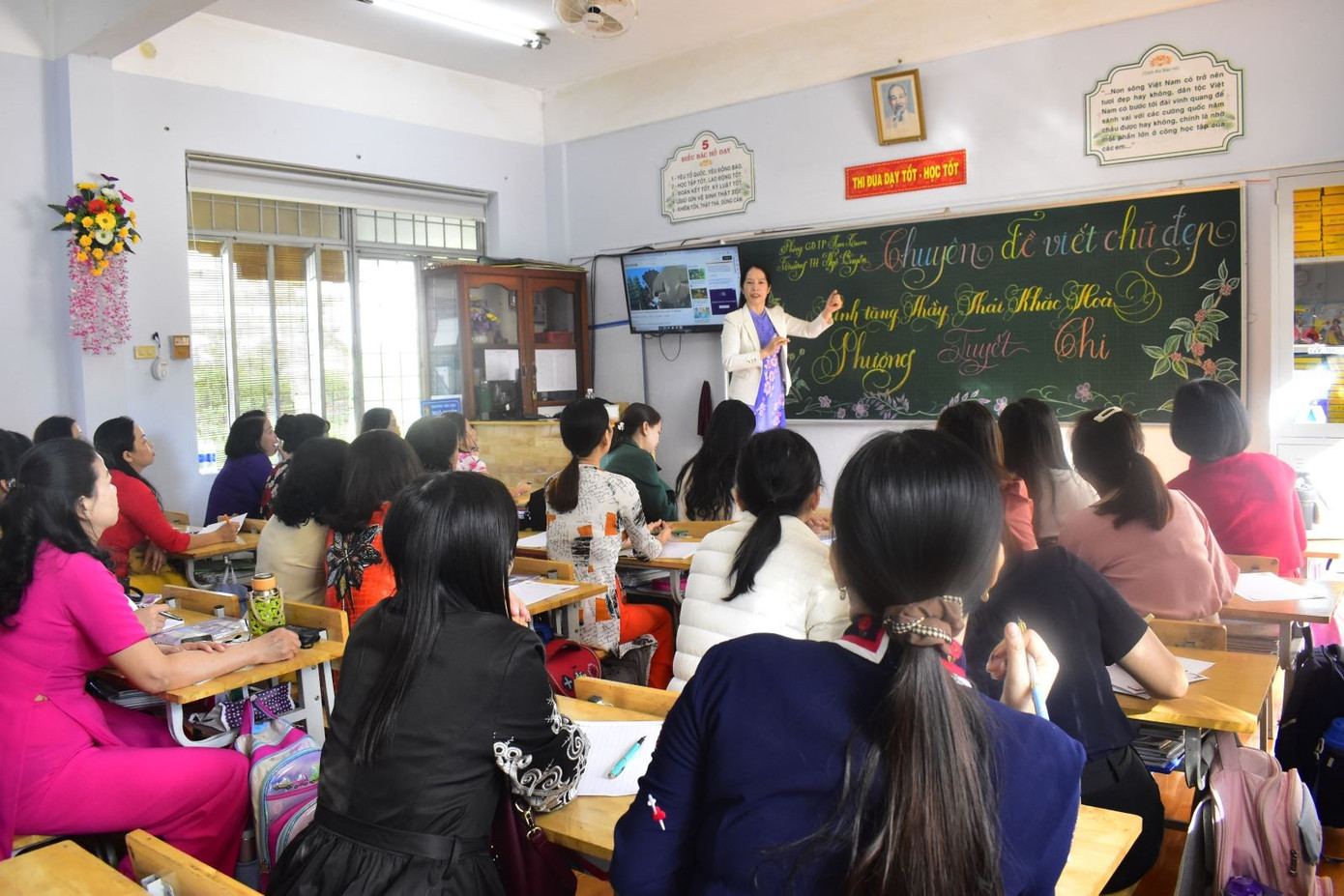 Cô Linh Phượng trực tiếp hướng dẫn kỹ thuật viết chữ đẹp cho các thầy, cô giáo trong chuyên đề "Luyện viết chữ đẹp" do Phòng Giáo dục và Đào tạo TP. Kon Tum (tỉnh Kon Tum) tổ chức. Cô Linh Phượng trực tiếp hướng dẫn kỹ thuật viết chữ đẹp cho các thầy, cô giáo trong chuyên đề "Luyện viết chữ đẹp" do Phòng Giáo dục và Đào tạo TP. Kon Tum (tỉnh Kon Tum) tổ chức.