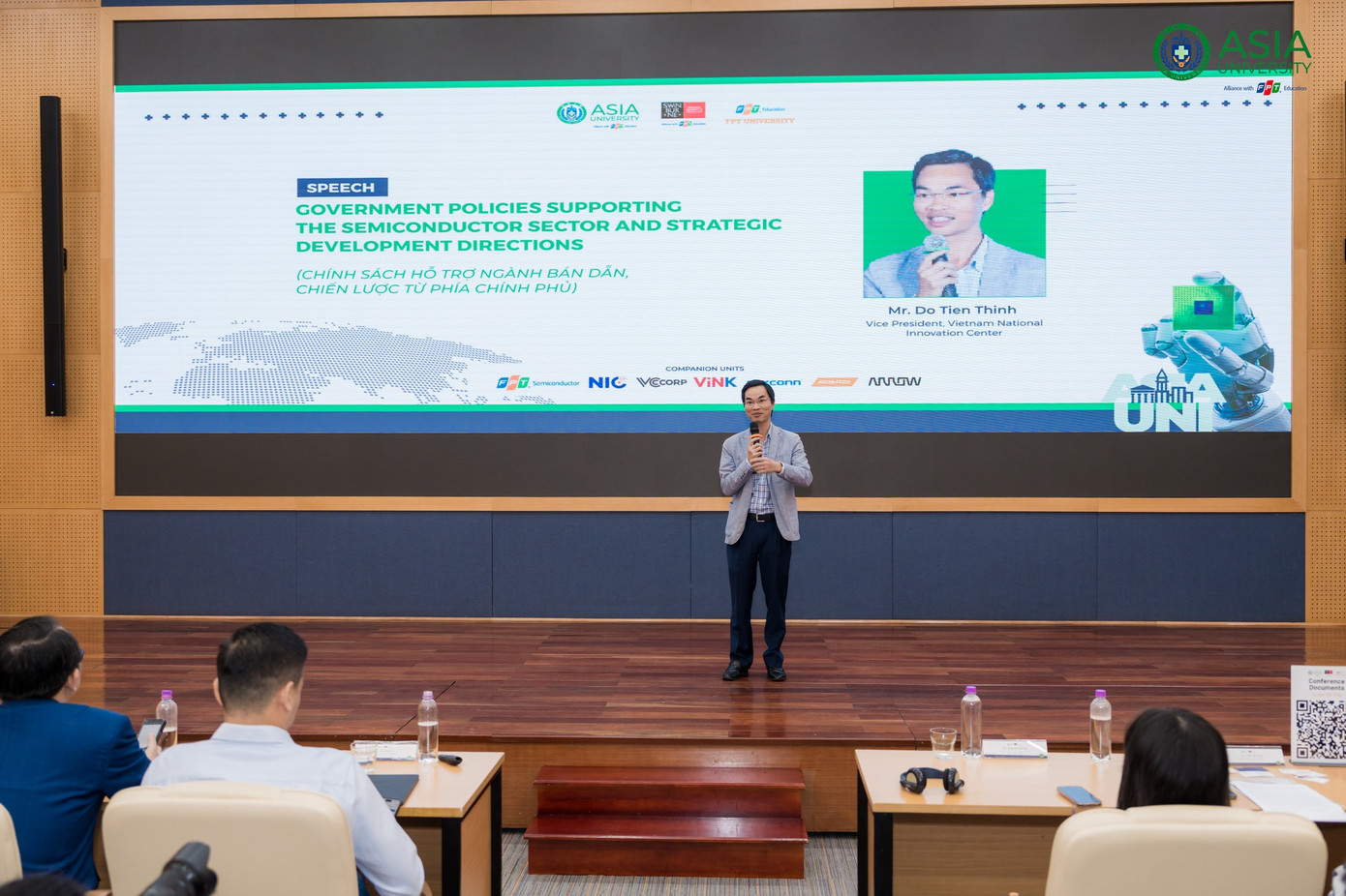 Ông Đỗ Tiến Thịnh – Phó Giám đốc NIC nhấn mạnh, Việt Nam cần nguồn nhân lực công nghệ cao với tư duy ‘đi để trở về’, lấy trải nghiệm toàn cầu làm nền tảng phát triển ngành chip trong nước. Ông Đỗ Tiến Thịnh – Phó Giám đốc NIC nhấn mạnh, Việt Nam cần nguồn nhân lực công nghệ cao với tư duy ‘đi để trở về’, lấy trải nghiệm toàn cầu làm nền tảng phát triển ngành chip trong nước.