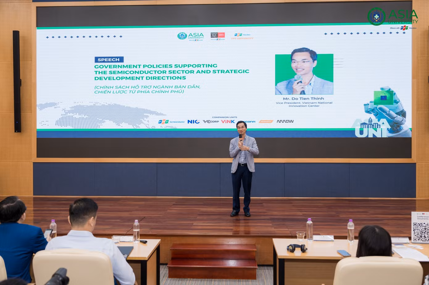 Ông Đỗ Tiến Thịnh – Phó Giám đốc NIC nhấn mạnh, Việt Nam cần nguồn nhân lực công nghệ cao với tư duy ‘đi để trở về’, lấy trải nghiệm toàn cầu làm nền tảng phát triển ngành chip trong nước. Ông Đỗ Tiến Thịnh – Phó Giám đốc NIC nhấn mạnh, Việt Nam cần nguồn nhân lực công nghệ cao với tư duy ‘đi để trở về’, lấy trải nghiệm toàn cầu làm nền tảng phát triển ngành chip trong nước.