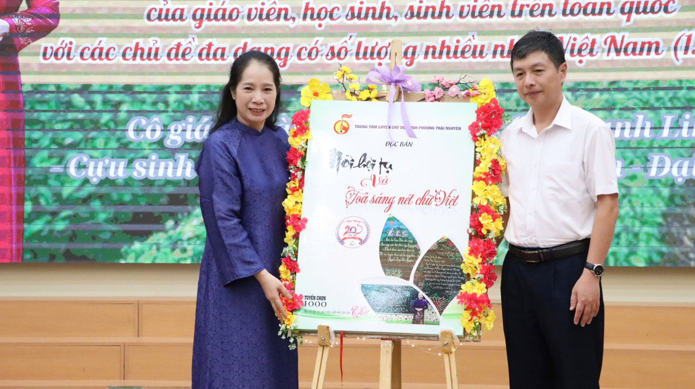 Đại diện Bảo tàng Văn hóa các dân tộc Việt Nam tiếp nhận cuốn độc bản do cô Linh Phượng gửi tặng – góp phần bảo tồn và quảng bá nghệ thuật chữ Việt tới cộng đồng.