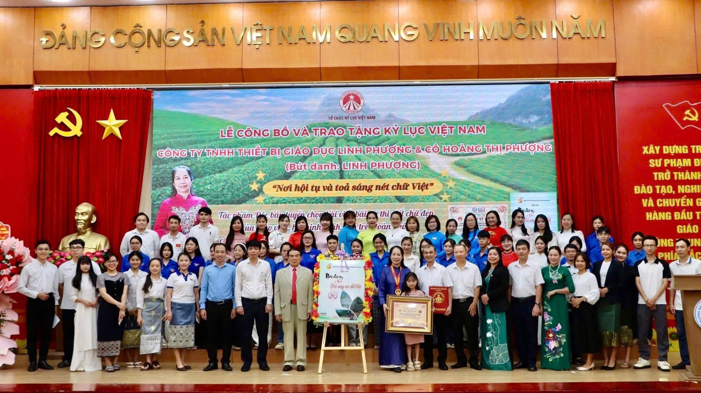 Tổ chức Kỷ lục Việt Nam trao bằng xác lập Kỷ lục cho cô Linh Phượng cùng 1.018 tác giả đã góp phần tạo nên tác phẩm độc bản “Nơi hội tụ và tỏa sáng nét chữ Việt” – kỷ lục viết tay lớn nhất từ trước đến nay.