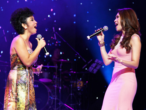 Mỹ Linh song ca cùng Mỹ Tâm trên sân khấu