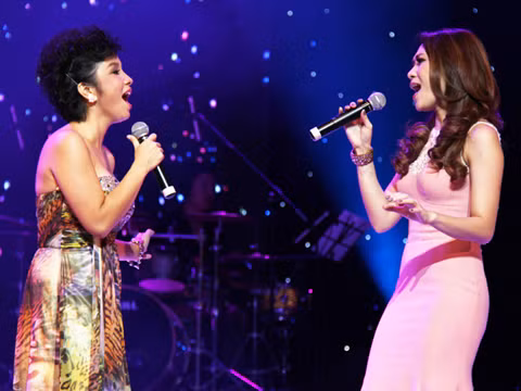 Mỹ Linh song ca cùng Mỹ Tâm trên sân khấu