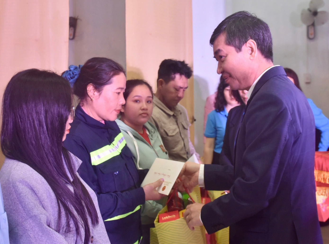 Ông Tạ Anh Tuấn - Chủ tịch UBND tỉnh Phú Yên, trao quà tặng công nhân, người lao động.