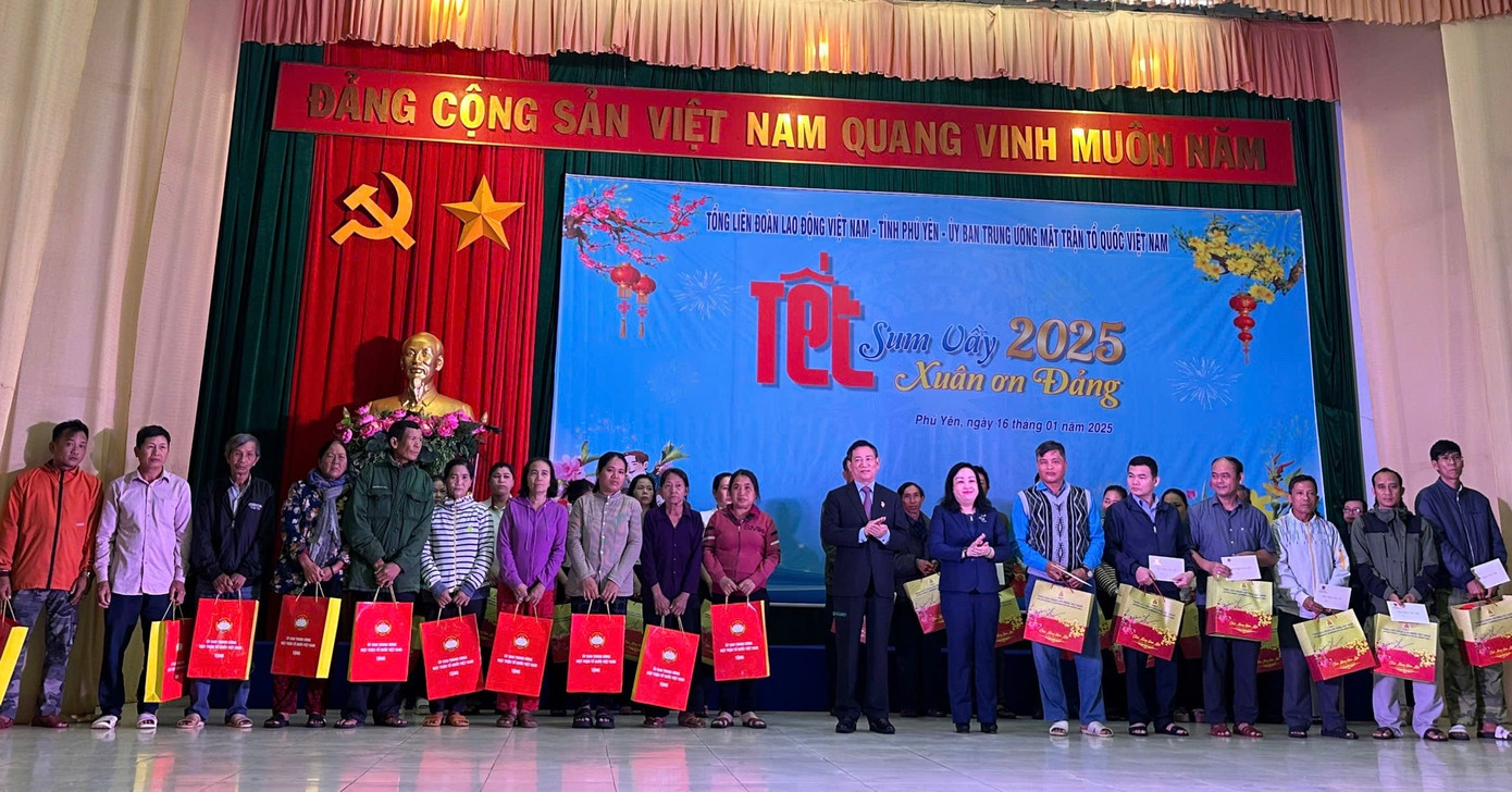 Phó Thủ tướng Hồ Đức Phớc tặng quà Tết công nhân, người lao động tỉnh Phú Yên.