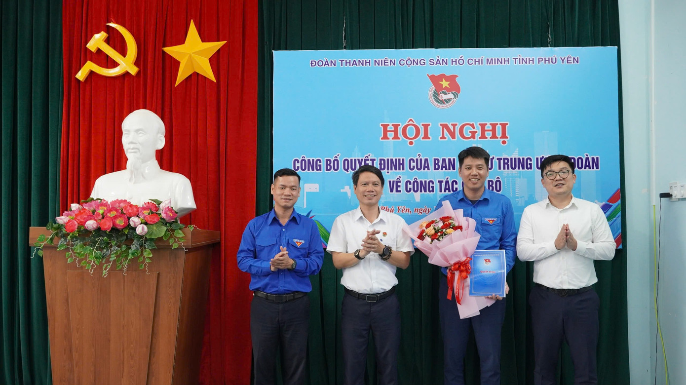 Anh Nguyễn Thao Giang (thứ 2, bên phải) giữ chức Phó Bí thư Tỉnh Đoàn Phú Yên khóa X, nhiệm kỳ 2022 - 2027. Anh Nguyễn Thao Giang (thứ 2, bên phải) giữ chức Phó Bí thư Tỉnh Đoàn Phú Yên khóa X, nhiệm kỳ 2022 - 2027.