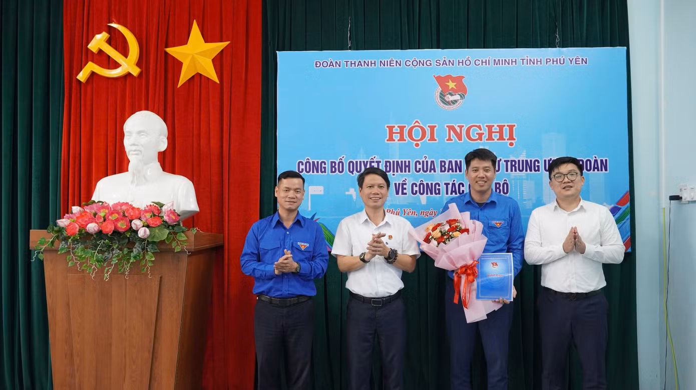 Anh Nguyễn Thao Giang (thứ 2, bên phải) giữ chức Phó Bí thư Tỉnh Đoàn Phú Yên khóa X, nhiệm kỳ 2022 - 2027.