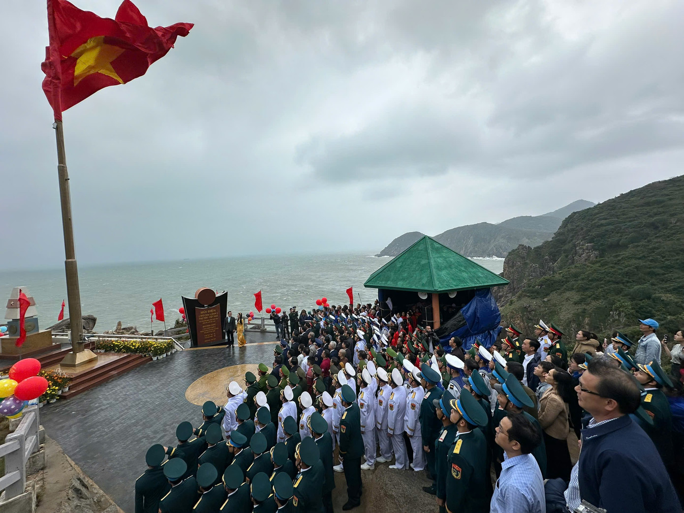 Lễ chào cờ đầu năm 2025 có rất nhiều đơn vị trong và ngoài tỉnh Phú Yên tham dự