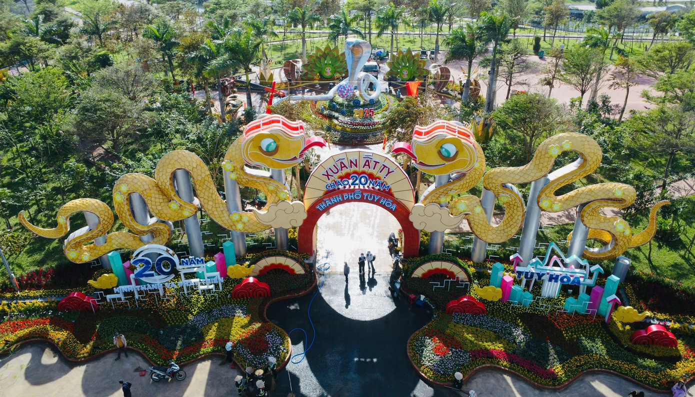 Đại cảnh với chủ đề Kỷ niệm 20 năm thành lập thành phố Tuy Hòa tại đường hoa xuân.