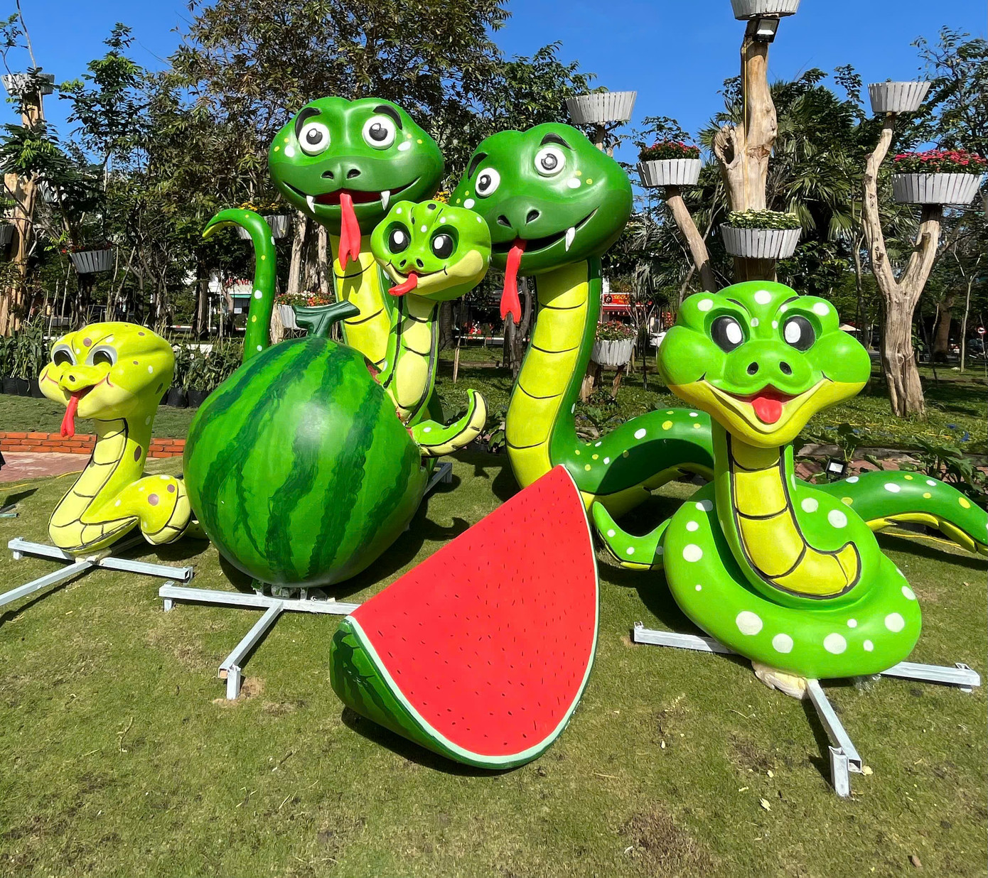 Linh vật rắn được trang trí tại đường hoa Xuân Ất Tỵ năm 2025 tại tỉnh Phú Yên.