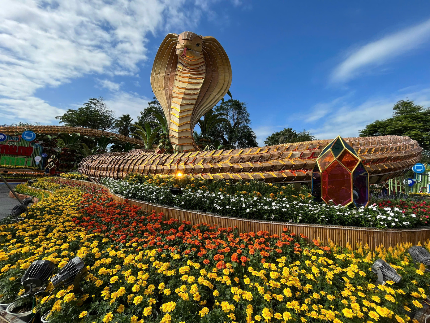 Cổng chính đường hoa xuân lấy ý tưởng từ chủ đề “chuyển đổi số”.