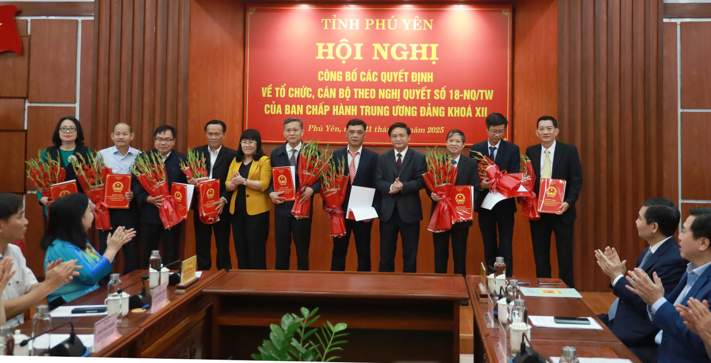 Tỉnh ủy Phú Yên trao quyết định cho lãnh đạo các sở ngành sau sắp xếp, tinh gọn bộ máy. Tỉnh ủy Phú Yên trao quyết định cho lãnh đạo các sở ngành sau sắp xếp, tinh gọn bộ máy.