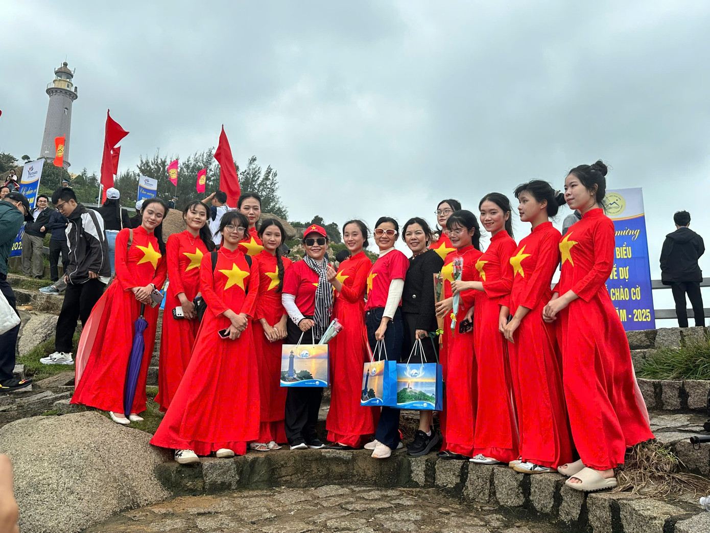 Du khách đến tham quan mũi Đại Lãnh (Mũi Điện) của tỉnh Phú Yên.