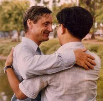 GS Phan Đình Diệu và Alain Teissonnière (trái) năm 1977. Ảnh : Nguyễn Chí Công. GS Phan Đình Diệu và Alain Teissonnière (trái) năm 1977. Ảnh : Nguyễn Chí Công.