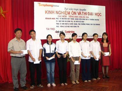 Phó Tổng biên tập báo Tiền phong Nguyễn Ngọc Nam & Giám đốc TT Anh ngữ Cambridge Nguyễn Thị Kim Dư trao học bổng cho các bạn học sinh tới dự buổi giao lưu trực tuyến của báo Tiền Phong.