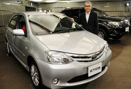 Phó chủ tịch Toyota Yukitoshi Funo bên một chiếc Etios tại trụ sở hãng tại Tokyo hôm 25-4. Ảnh Reuters