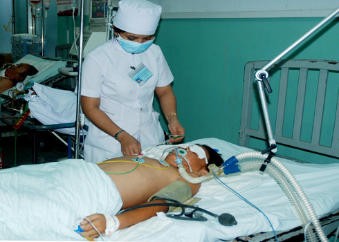 Mặc dù tận tình cứu chữa nhưng các y, bác sĩ Bệnh viện đa khoa TW Quảng Nam không thể cứu được Nguyên. Cậu bé hôn mê sâu rồi ra đi mãi mãi ở tuổi 14. Ảnh: Trí Tín