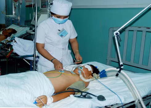 Mặc dù tận tình cứu chữa nhưng các y, bác sĩ Bệnh viện đa khoa TW Quảng Nam không thể cứu được Nguyên. Cậu bé hôn mê sâu rồi ra đi mãi mãi ở tuổi 14. Ảnh: Trí Tín