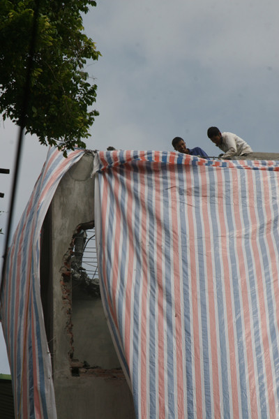 Ngôi nhà của ông Tống Công Thắng vẫn tiếp tục bị đập