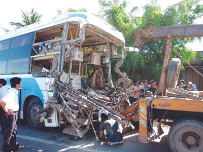 Xe khách Phú Quý (Hà Tĩnh) mất phanh vẫn phóng ẩu gây tai nạn ngày 5-7, khiến 1 người chết, 22 người bị thương Ảnh: Minh Thùy