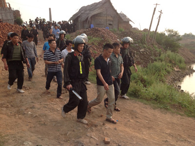 Dẫn giải các đối tượng về nơi tạm giữ