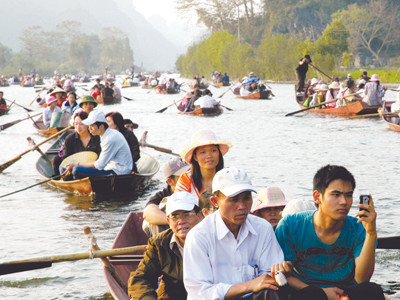 Quá tải đò vào chùa Hương (mùa lễ hội năm 2010). Ảnh: Hồng Vĩnh. Quá tải đò vào chùa Hương (mùa lễ hội năm 2010) Ảnh: Hồng Vĩnh