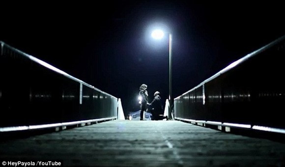 Cuối cùng, Halland đưa Summer tới một bến tàu và nói lời cầu hôn thực sự. . Cuối cùng, Halland đưa Summer tới một bến tàu và nói lời cầu hôn thực sự.