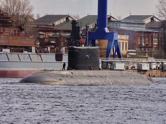 Trên nóc tàu ngầm Hồ Chí Minh treo cờ của nhà nước Liên Bang Nga, thể hiện một quá trình thử nghiệm nhà nước đối với tàu ngầm này đã được bắt đầu