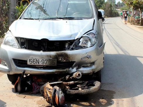 Xe máy bị ôtô kéo lê 4 km