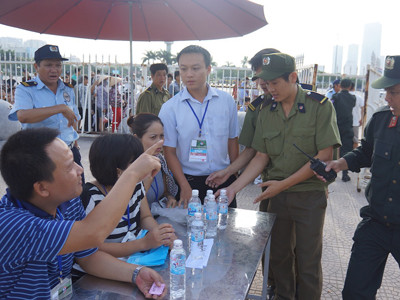 Nhân viên an ninh cũng vào xin tích kê cho “người quen” và bị giám sát của VFF có mặt nhắc nhở. ảnh: HOÀNG ANH-PHẠM HOÀNG. Nhân viên an ninh cũng vào xin tích kê cho “người quen” và bị giám sát của VFF có mặt nhắc nhở. ảnh: HOÀNG ANH-PHẠM HOÀNG