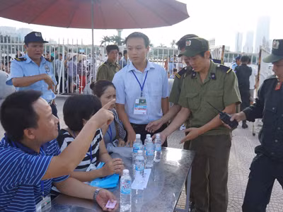 Nhân viên an ninh cũng vào xin tích kê cho “người quen” và bị giám sát của VFF có mặt nhắc nhở. ảnh: HOÀNG ANH-PHẠM HOÀNG. Nhân viên an ninh cũng vào xin tích kê cho “người quen” và bị giám sát của VFF có mặt nhắc nhở. ảnh: HOÀNG ANH-PHẠM HOÀNG