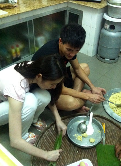 Bên người yêu, nữ ca sĩ tỉ mỉ cho đậu xanh đã rang làm nhân và cẩn thận gói trong lá.