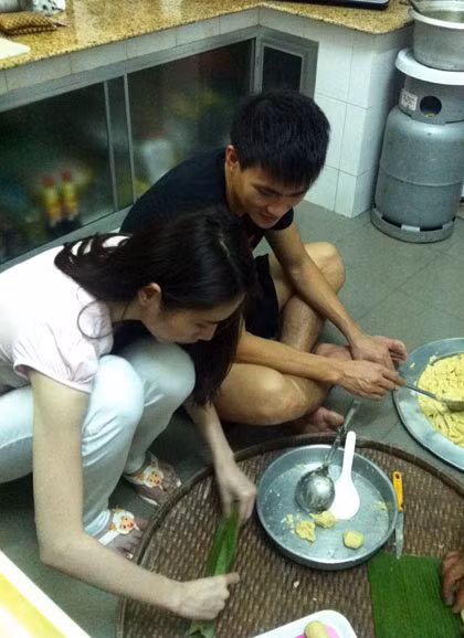 Bên người yêu, nữ ca sĩ tỉ mỉ cho đậu xanh đã rang làm nhân và cẩn thận gói trong lá.