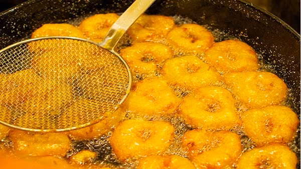 Chất béo bão hòa có trong mỡ động vật, dầu dừa, dầu cọ… làm tăng cholesterol. lam-the-nao-de-ngan-ngua-benh-mo-mau-1