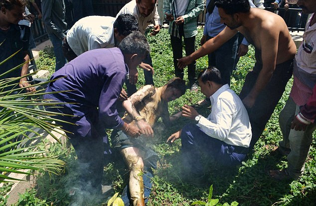 Người dân giúp dập lửa