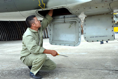 Kiểm tra tình trạng kỹ thuật máy bay trước khi cất cánh. L39 được thiết kế với 2 chỗ ngồi dành cho học viên và giáo viên