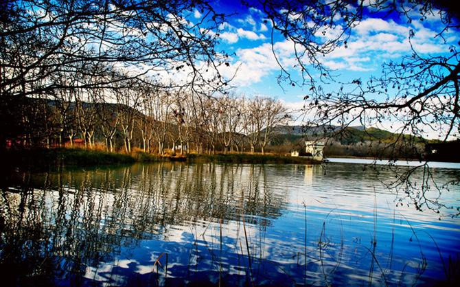 Mặt hồ phẳng lặng đầy quyến rũ