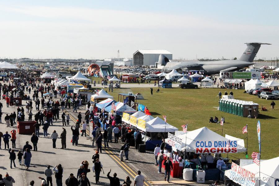 Cuộc triển lãm thu hút sự chú ý của rất nhiều người . Cuộc triển lãm thu hút sự chú ý của rất nhiều người