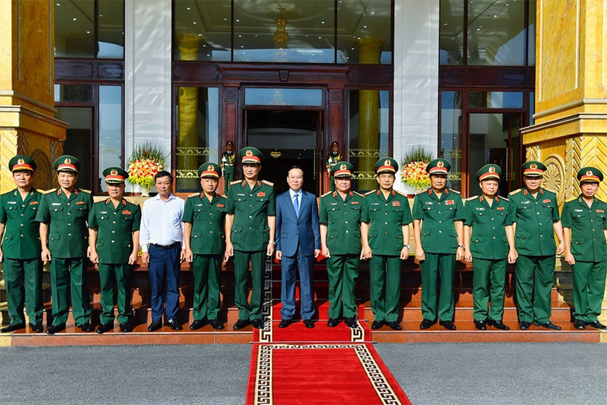 Chủ tịch nước Võ Văn Thưởng, lãnh đạo Bộ Quốc phòng, Quân khu 2 tại lễ đón.