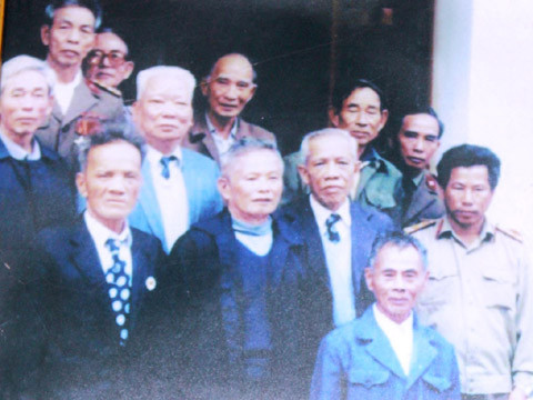 Ông Xế (hàng dưới ngoài cùng bên trái) cùng đồng đội Tiểu đoàn 248 ngày gặp lại