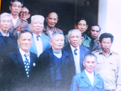 Ông Xế (hàng dưới ngoài cùng bên trái) cùng đồng đội Tiểu đoàn 248 ngày gặp lại. Ông Xế (hàng dưới ngoài cùng bên trái) cùng đồng đội Tiểu đoàn 248 ngày gặp lại