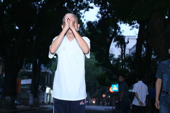 Cho đến khoảng 5h sáng, được nhiều người động viên, ông Phúc mới bớt xúc động ngồi nghỉ ở ven đường cùng mọi người xem lễ tang Đại tướng.