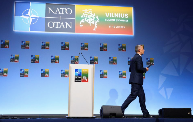 Tổng Thư ký NATO Jens Stoltenberg rời khỏi cuộc họp báo về thượng đỉnh ngày 10/7. (Ảnh: Reuters) Tổng Thư ký NATO Jens Stoltenberg rời khỏi cuộc họp báo về thượng đỉnh ngày 10/7. (Ảnh: Reuters)